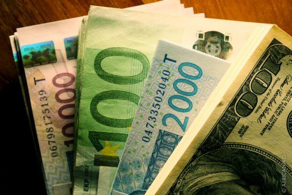 Billets-devises-banque-Business1