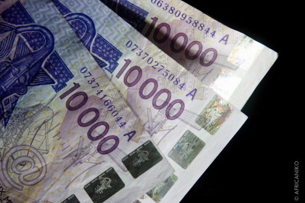 Billets-devises-banque-Business3