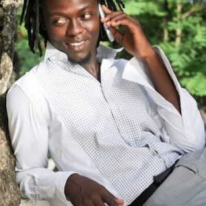 Homme-téléphone-sourire-People